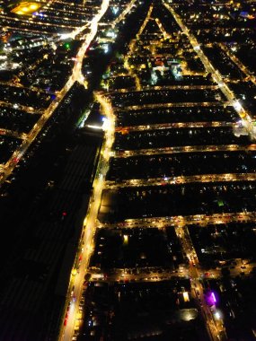 Luton şehrinin yüksek açısı. Gece boyunca İngiltere. Aydınlanmış Şehir Merkezi, İHA 'nın Kamerasıyla 21 Ekim 2023' te Gece Yarısı