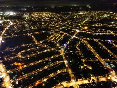 Luton şehrinin yüksek açısı. Gece boyunca İngiltere. Aydınlanmış Şehir Merkezi, İHA 'nın Kamerasıyla 22 Ekim 2023' te Gece Vakti Yakalandı