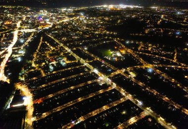 Luton şehrinin yüksek açısı. Gece boyunca İngiltere. Aydınlanmış Şehir Merkezi, İHA 'nın Kamerasıyla 22 Ekim 2023' te Gece Vakti Yakalandı