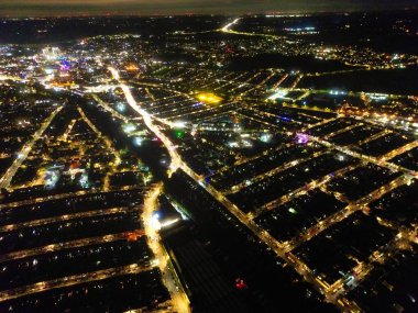 Luton şehrinin yüksek açısı. Gece boyunca İngiltere. Aydınlanmış Şehir Merkezi, İHA 'nın Kamerasıyla 22 Ekim 2023' te Gece Vakti Yakalandı