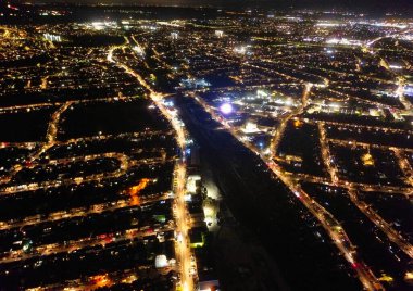 Luton şehrinin yüksek açısı. Gece boyunca İngiltere. Aydınlanmış Şehir Merkezi, İHA 'nın Kamerasıyla 22 Ekim 2023' te Gece Vakti Yakalandı