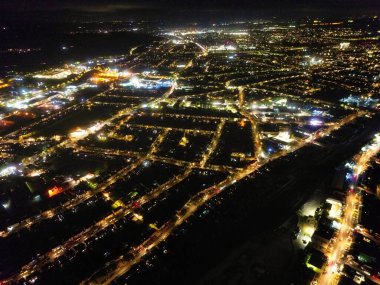 Luton şehrinin yüksek açısı. Gece boyunca İngiltere. Aydınlanmış Şehir Merkezi, İHA 'nın Kamerasıyla 22 Ekim 2023' te Gece Vakti Yakalandı