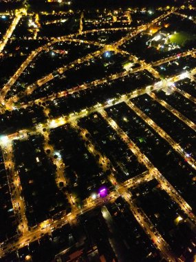 Luton şehrinin yüksek açısı. Gece boyunca İngiltere. Aydınlanmış Şehir Merkezi, İHA 'nın Kamerasıyla 22 Ekim 2023' te Gece Vakti Yakalandı