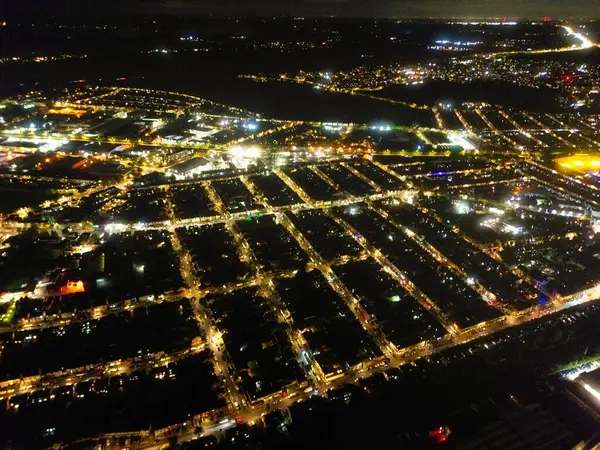 Luton şehrinin yüksek açısı. Gece boyunca İngiltere. Aydınlanmış Şehir Merkezi, İHA 'nın Kamerasıyla 22 Ekim 2023' te Gece Vakti Yakalandı