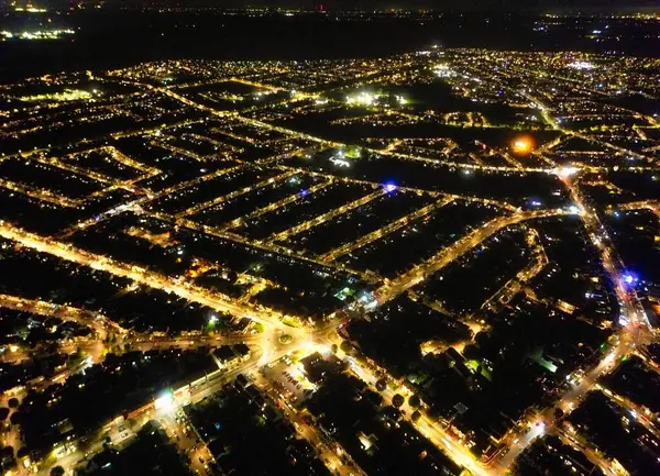 Luton şehrinin yüksek açısı. Gece boyunca İngiltere. Aydınlanmış Şehir Merkezi, İHA 'nın Kamerasıyla 22 Ekim 2023' te Gece Vakti Yakalandı