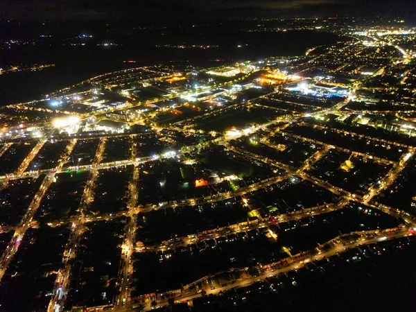 Luton şehrinin yüksek açısı. Gece boyunca İngiltere. Aydınlanmış Şehir Merkezi, İHA 'nın Kamerasıyla 22 Ekim 2023' te Gece Vakti Yakalandı