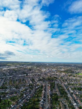 İngiltere 'nin Luton kasabasındaki en güzel yerleşim yeri manzarası. Görüntü İHA 'nın Kamerasıyla 22 Ekim 2023' te Güzel Açık Güneş Günü 'nde çekildi