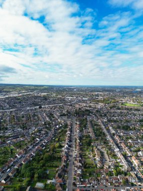 İngiltere 'nin Luton kasabasındaki en güzel yerleşim yeri manzarası. Görüntü İHA 'nın Kamerasıyla 22 Ekim 2023' te Güzel Açık Güneş Günü 'nde çekildi