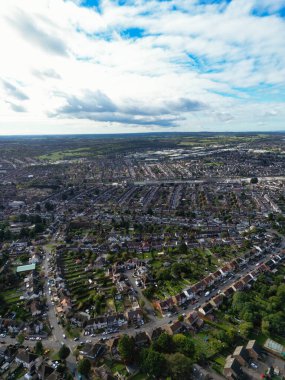 İngiltere 'nin Luton kasabasındaki en güzel yerleşim yeri manzarası. Görüntü İHA 'nın Kamerasıyla 22 Ekim 2023' te Güzel Açık Güneş Günü 'nde çekildi