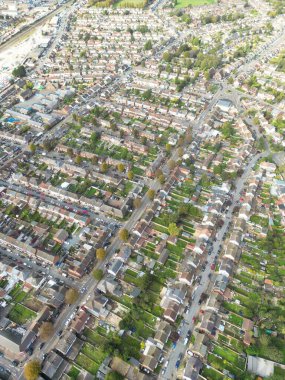 İngiltere 'nin Luton kasabasındaki en güzel yerleşim yeri manzarası. Görüntü İHA 'nın Kamerasıyla 22 Ekim 2023' te Güzel Açık Güneş Günü 'nde çekildi