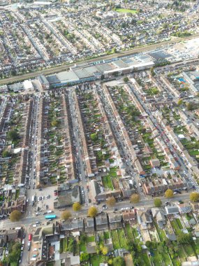 İngiltere 'nin Luton kasabasındaki en güzel yerleşim yeri manzarası. Görüntü İHA 'nın Kamerasıyla 22 Ekim 2023' te Güzel Açık Güneş Günü 'nde çekildi