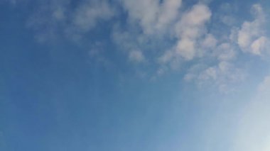 Gündoğumunda Luton City üzerinde en güzel Yüksek Açılı Dramatik Bulutlar ve Gökyüzü Manzarası. Yakalanan 17 Ekim 2023