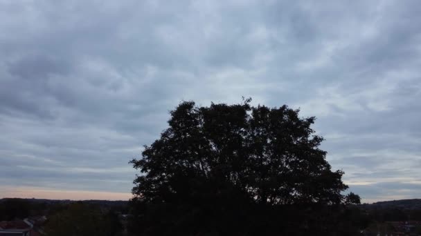 在日出期间 英格兰卢顿市上空最美丽的戏剧云彩和天空高角景观 2023年10月17日被捕 — 图库视频影像