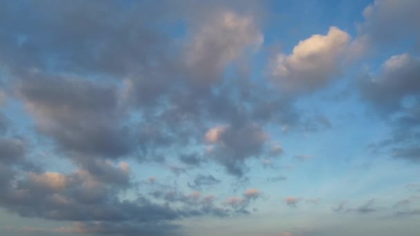 Gündoğumunda Luton City Üzerinde Güzel Yüksek Açılı Dramatik Bulutlar Gökyüzü — Stok video