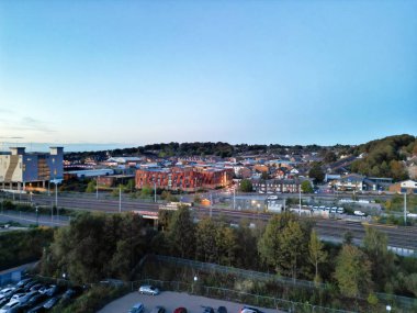 Günbatımında İngiltere 'nin Luton şehrinin hava görüntüsü. 22 Ekim 2023 'te yakalandı. 