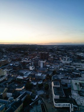 Günbatımında İngiltere 'nin Luton şehrinin hava görüntüsü. 22 Ekim 2023 'te yakalandı. 