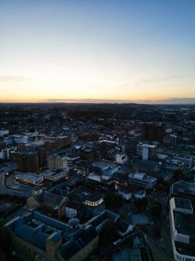 Günbatımında İngiltere 'nin Luton şehrinin hava görüntüsü. 22 Ekim 2023 'te yakalandı. 