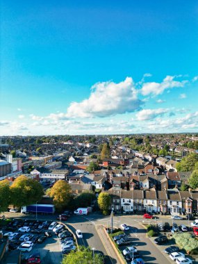 İngiltere 'nin Luton kasabasındaki en güzel yerleşim yeri manzarası. Görüntü İHA 'nın Kamerasıyla 22 Ekim 2023' te Güzel Kısmi Güneşli Gün 'de Yakalandı