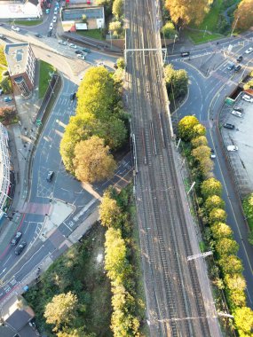 İngiltere 'nin Luton kasabasındaki en güzel yerleşim yeri manzarası. Görüntü İHA 'nın Kamerasıyla 22 Ekim 2023' te Güzel Kısmi Güneşli Gün 'de Yakalandı