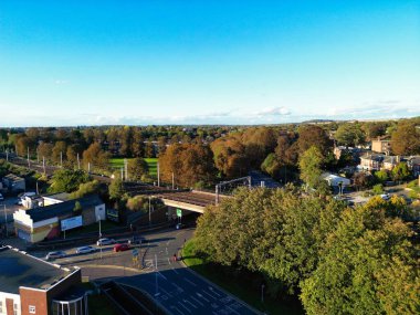 İngiltere 'nin Luton kasabasındaki en güzel yerleşim yeri manzarası. Görüntü İHA 'nın Kamerasıyla 22 Ekim 2023' te Güzel Kısmi Güneşli Gün 'de Yakalandı