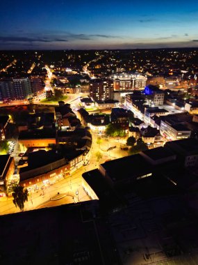Luton şehrinin yüksek açısı. Gece boyunca İngiltere. Aydınlanmış Şehir Merkezi, İHA 'nın Kamerasıyla 22 Ekim 2023' te Gece Vakti Yakalandı