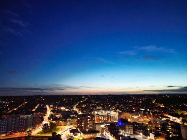 Luton şehrinin yüksek açısı. Gece boyunca İngiltere. Aydınlanmış Şehir Merkezi, İHA 'nın Kamerasıyla 22 Ekim 2023' te Gece Vakti Yakalandı