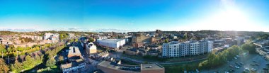 İngiltere 'nin Luton kasabasındaki en güzel yerleşim yeri manzarası. Görüntü İHA 'nın Kamerasıyla 22 Ekim 2023' te Güzel Kısmi Güneşli Gün 'de Yakalandı