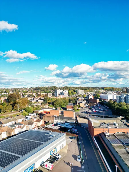 İngiltere 'nin Luton kasabasındaki en güzel yerleşim yeri manzarası. Görüntü İHA 'nın Kamerasıyla 22 Ekim 2023' te Güzel Kısmi Güneşli Gün 'de Yakalandı