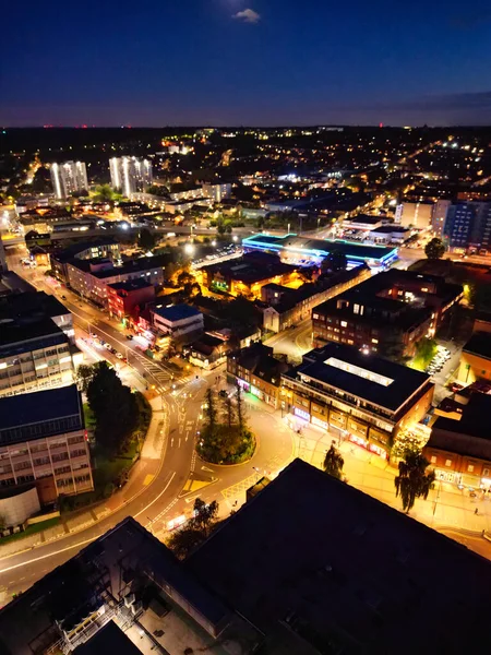 Luton şehrinin yüksek açısı. Gece boyunca İngiltere. Aydınlanmış Şehir Merkezi, İHA 'nın Kamerasıyla 22 Ekim 2023' te Gece Vakti Yakalandı