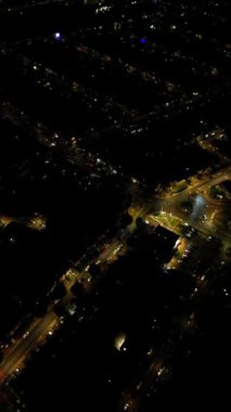 Gece yarısı boyunca Luton şehrinin yüksek açılı görüntüsü. Görüntü İHA 'nın Kamerasıyla 21 Ekim 2023' te kaydedildi.