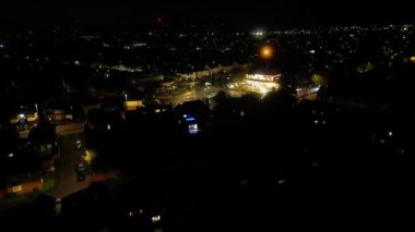 Gece yarısı boyunca Luton şehrinin yüksek açılı görüntüsü. Görüntü İHA 'nın Kamerasıyla 21 Ekim 2023' te kaydedildi.