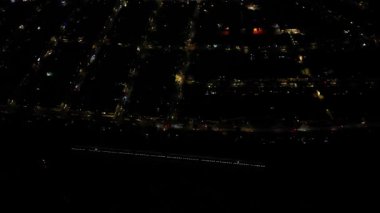 Gece yarısı boyunca Luton şehrinin yüksek açılı görüntüsü. Görüntü İHA 'nın Kamerasıyla 21 Ekim 2023' te kaydedildi.