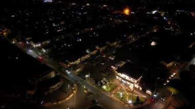 Gece yarısı boyunca Luton şehrinin yüksek açılı görüntüsü. Görüntü İHA 'nın Kamerasıyla 21 Ekim 2023' te kaydedildi.