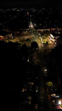 Gece yarısı boyunca Luton şehrinin yüksek açılı görüntüsü. Görüntü İHA 'nın Kamerasıyla 21 Ekim 2023' te kaydedildi.