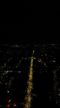 Gece yarısı boyunca Luton şehrinin yüksek açılı görüntüsü. Görüntü İHA 'nın Kamerasıyla 21 Ekim 2023' te kaydedildi.