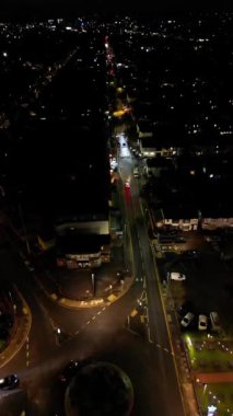 Gece yarısı boyunca Luton şehrinin yüksek açılı görüntüsü. Görüntü İHA 'nın Kamerasıyla 21 Ekim 2023' te kaydedildi.