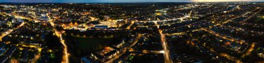 Gün batımından hemen sonra Central Downtown ve Buildings 'in panoramik görüntüsü. İngiltere, Luton Şehir Merkezi 'nin muhteşem görüntüsü 24 Ekim 2023' te insansız hava aracının kamerasıyla çekildi.