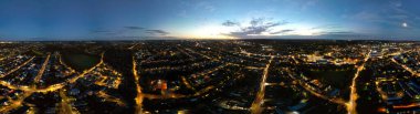Gün batımından hemen sonra Central Downtown ve Buildings 'in panoramik görüntüsü. İngiltere, Luton Şehir Merkezi 'nin muhteşem görüntüsü 24 Ekim 2023' te insansız hava aracının kamerasıyla çekildi.
