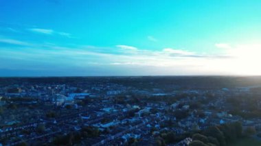 Gün batımında Luton City ve Park 'ın havadan görüntüsü. 24 Ekim 2023 'te Drone Camera tarafından çekilmiştir.