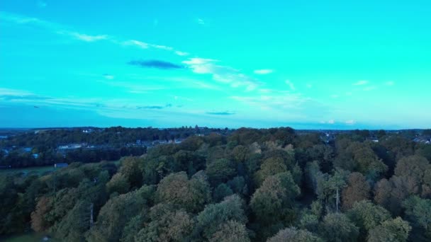มมองทางอากาศของเม องล นและสวนสาธารณะในช วงพระอาท ตกด บภาพโดยกล องโดรน ลาคม 2023 — วีดีโอสต็อก