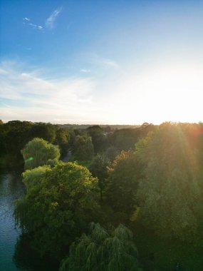 Halka açık halka ücretsiz erişimi olan Wardown Müzesi Halk Parkı Yüksek Açı Manzarası. Wardown Halk Parkı, İngiltere 'nin Merkez Luton şehrinin yakınında 24 Ekim 2023' te ele geçirildi.