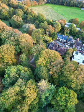 Halka açık halka ücretsiz erişimi olan Wardown Müzesi Halk Parkı Yüksek Açı Manzarası. Wardown Halk Parkı, İngiltere 'nin Merkez Luton şehrinin yakınında 24 Ekim 2023' te ele geçirildi.