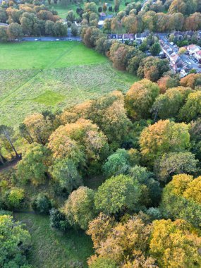 Halka açık halka ücretsiz erişimi olan Wardown Müzesi Halk Parkı Yüksek Açı Manzarası. Wardown Halk Parkı, İngiltere 'nin Merkez Luton şehrinin yakınında 24 Ekim 2023' te ele geçirildi.