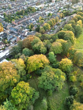 Halka açık halka ücretsiz erişimi olan Wardown Müzesi Halk Parkı Yüksek Açı Manzarası. Wardown Halk Parkı, İngiltere 'nin Merkez Luton şehrinin yakınında 24 Ekim 2023' te ele geçirildi.