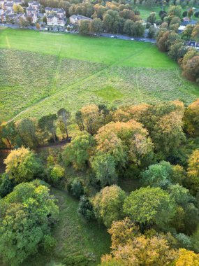Halka açık halka ücretsiz erişimi olan Wardown Müzesi Halk Parkı Yüksek Açı Manzarası. Wardown Halk Parkı, İngiltere 'nin Merkez Luton şehrinin yakınında 24 Ekim 2023' te ele geçirildi.