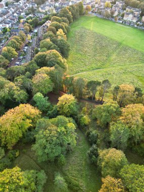 Halka açık halka ücretsiz erişimi olan Wardown Müzesi Halk Parkı Yüksek Açı Manzarası. Wardown Halk Parkı, İngiltere 'nin Merkez Luton şehrinin yakınında 24 Ekim 2023' te ele geçirildi.