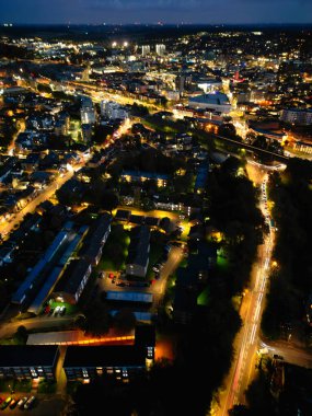 Aydınlanmış Central Downtown City ve Buildings 'in hava manzarası gün batımından hemen sonra. İngiltere, Luton Şehir Merkezi 'nin muhteşem görüntüsü 24 Ekim 2023' te insansız hava aracının kamerasıyla çekildi.