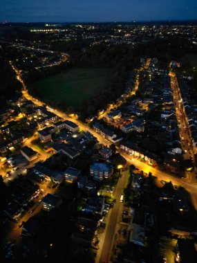 Aydınlanmış Central Downtown City ve Buildings 'in hava manzarası gün batımından hemen sonra. İngiltere, Luton Şehir Merkezi 'nin muhteşem görüntüsü 24 Ekim 2023' te insansız hava aracının kamerasıyla çekildi.