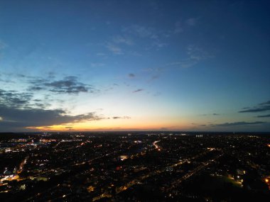 Aydınlanmış Central Downtown City ve Buildings 'in hava manzarası gün batımından hemen sonra. İngiltere, Luton Şehir Merkezi 'nin muhteşem görüntüsü 24 Ekim 2023' te insansız hava aracının kamerasıyla çekildi.