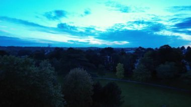 Gün batımında Luton City ve Park 'ın havadan görüntüsü. 24 Ekim 2023 'te Drone Camera tarafından çekilmiştir.